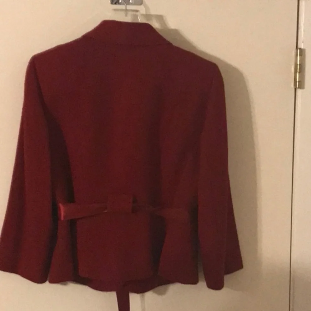 TAHARI SUIT   Jacket and skirt included - Picture 2 of 6